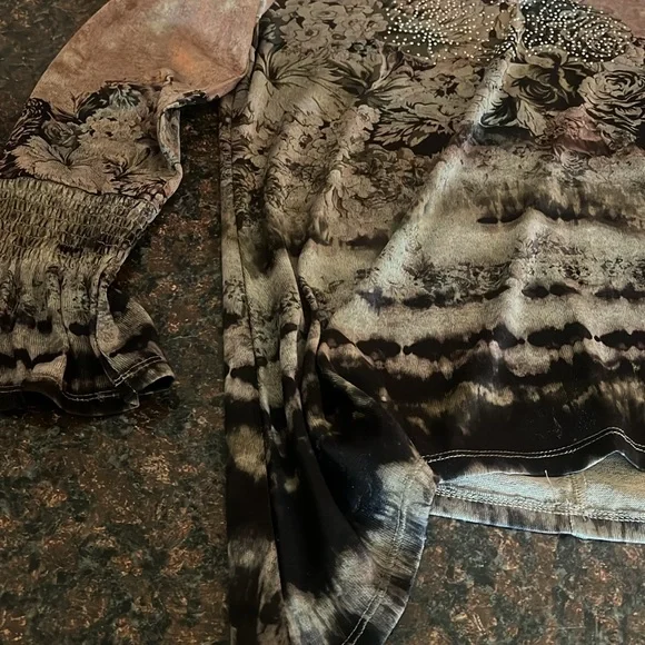 Women's Floral Long Sleeve Top - Picture 2 of 4